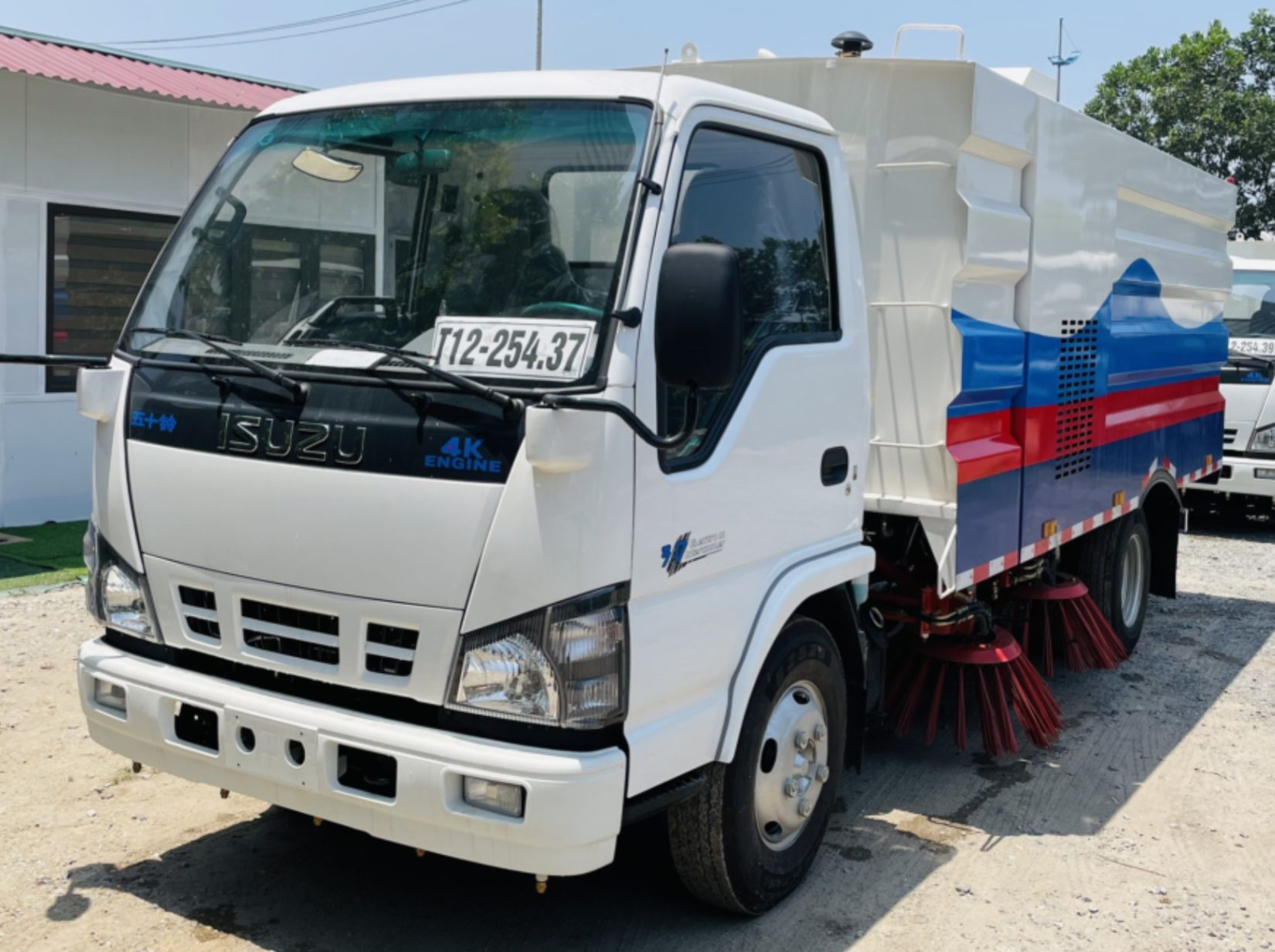 Xe quét đường hút bụi ISUZU 5m3 – 4×2 – Nhập khẩu nguyên chiếc (Xe quét đường hút bụi Isuzu nhập khẩu 5 khối)