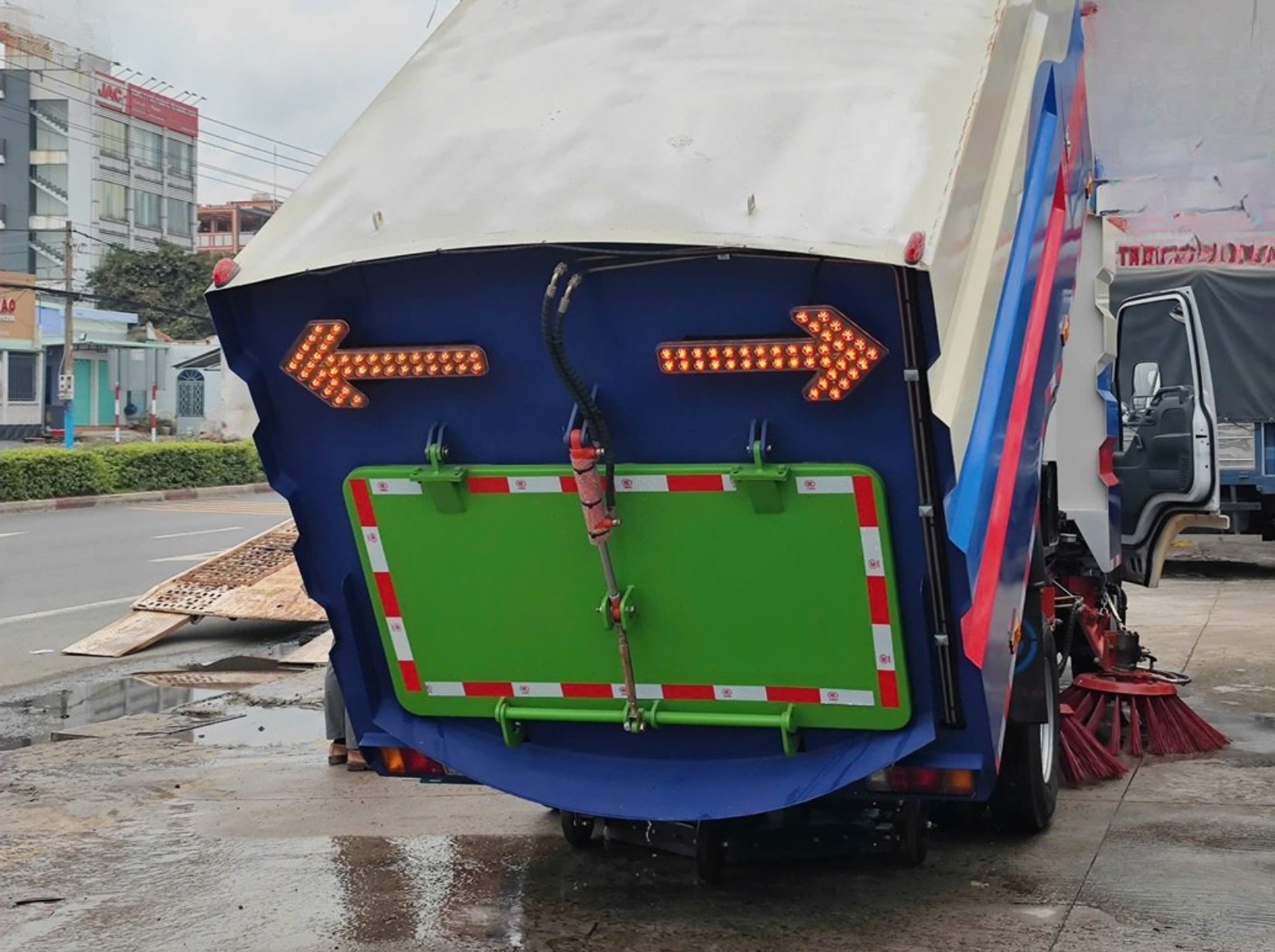 Xe quét đường hút bụi ISUZU 5m3 – 4×2 – Nhập khẩu nguyên chiếc (Xe quét đường hút bụi Isuzu nhập khẩu 5 khối)